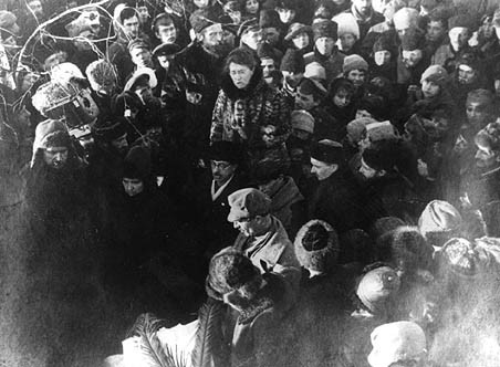 Emma Goldman podczas pogrzebu P. Kropotkina
