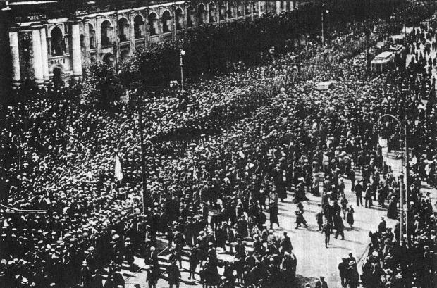 Marynarze Kronsztadu demonstrujący w Piotrogrodzie w 1917 roku